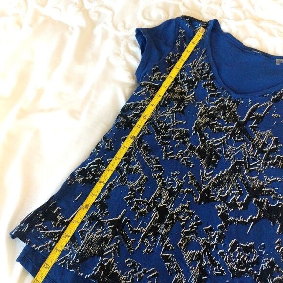 Tahari T-shirt with Foil print design - Picture 9 of 10